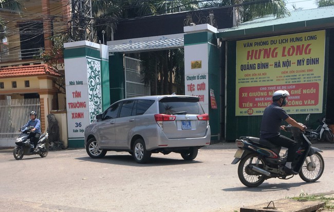 Dàn xe biển xanh ở nơi diễn ra đám cưới con trai Chủ nhiệm UBKT tỉnh Quảng Bình