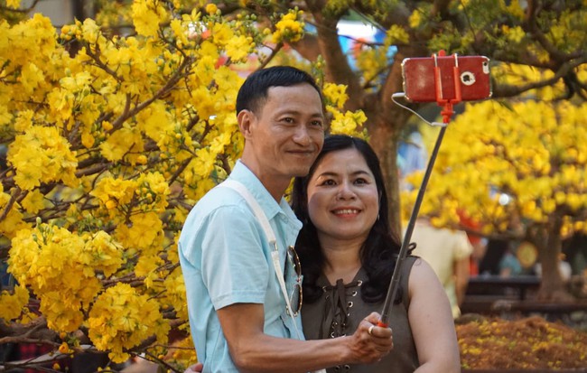 Người Sài Gòn đổ về trung tâm chờ xem pháo hoa đón giao thừa Tết Kỷ Hợi 2019