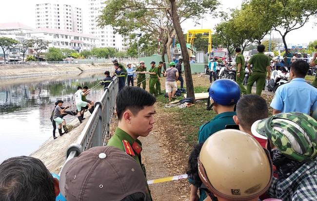 Thanh niên trượt chân đuối nước khi leo qua lan can kênh Tàu Hủ câu cá