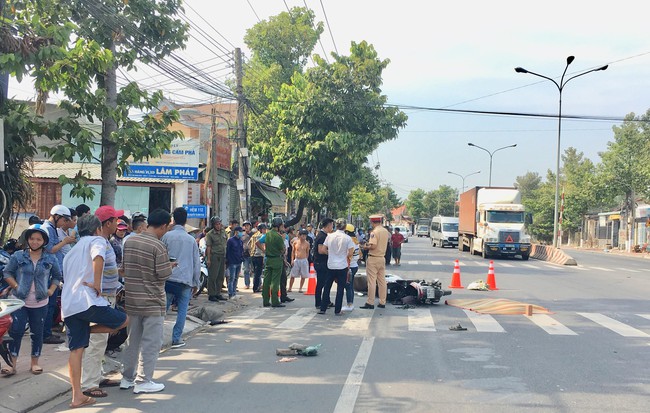 Tai nạn liên hoàn giữa 2 xe máy và xe khách, người đàn ông bị cán chết