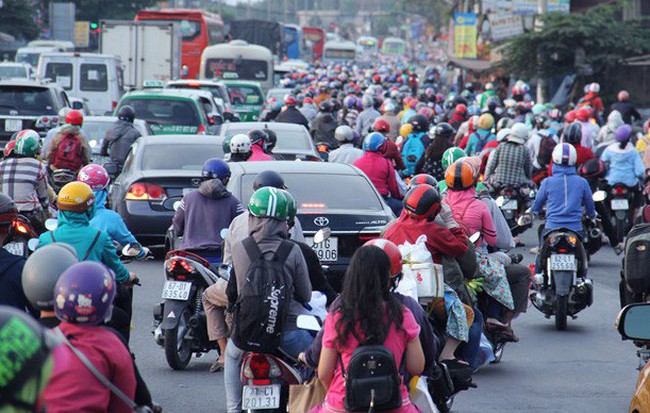 Người dân trở lại Sài Gòn, các nẻo đường ùn ứ kéo dài trong cái nóng hầm hập