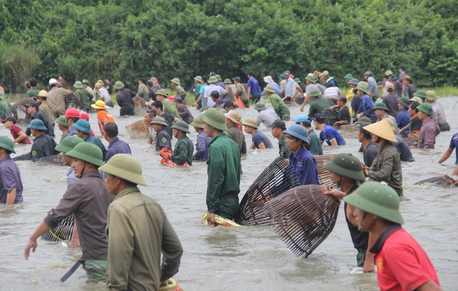 Cả làng ào xuống đầm Vực bắt cá sau những tiếng hú vang