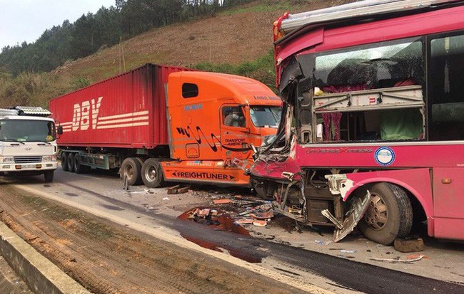 Xe khách biển Lào đấu đầu xe container khiến tài xế gãy chân, quốc lộ 6 ùn tắc kéo dài