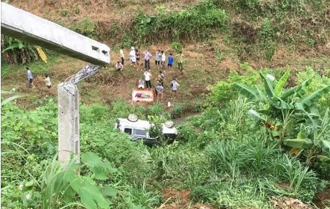 Vợ lái ô tô lao xuống vực sâu 30 mét ở Lào Cai, chồng tử vong tại chỗ