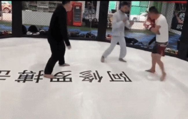 Dại dột thách đấu, võ sư Vịnh Xuân Quyền bị võ sĩ MMA hạ gục bẽ bàng sau 6 giây