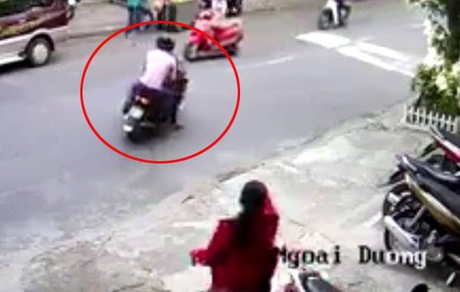 Dựng xe bên lề đường, cô gái bị 2 thanh niên dùng roi điện khống chế mở cốp xe để cướp ở Sài Gòn