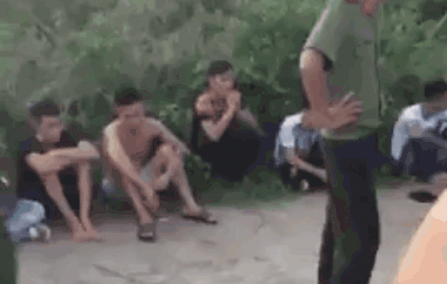 Hàng chục thanh niên lạ mặt kéo đến thôn bị người dân vây giữ