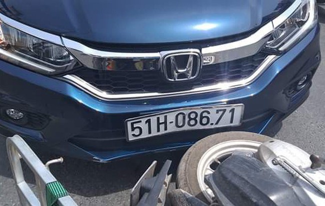 Bắt đền tài xế ô tô 3 triệu vì tưởng vỡ chum rượu rồi lại rao tìm người để trả lại tiền