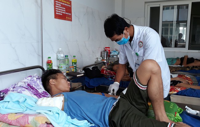 Đắp lá thuốc trị rắn cắn, thiếu niên bị hoại tử một cánh tay