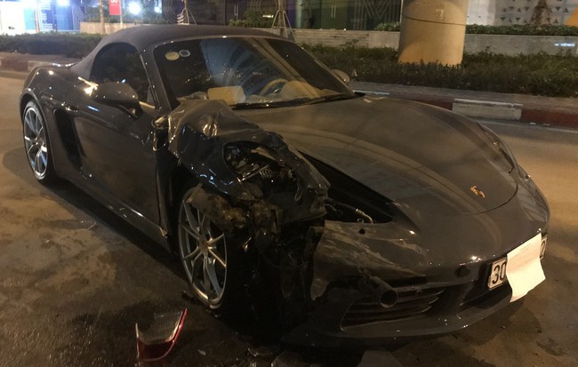 Hà nội: Xe sang Porsche tiền tỷ nát đầu sau khi đâm vào đuôi xe Innova