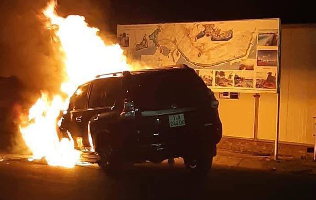 Toyota Prado hơn 2 tỷ bốc cháy trơ khung trong đêm