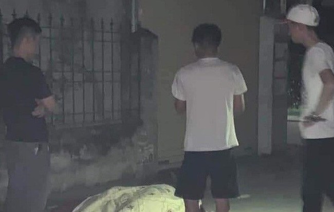 Phát hiện bạn nghiện tử vong do sốc ma tuý, dùng xe kéo thi thể ra để đầu ngõ