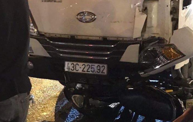Vượt đèn đỏ ở giao lộ, thanh niên gặp tai nạn thảm khốc