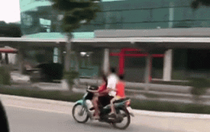 Người đàn ông vừa để bé gái lái xe máy vừa có hành động sàm sỡ 1