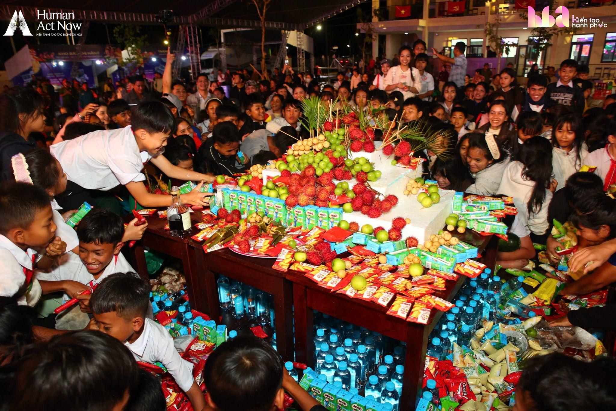 Hồ Quỳnh Hương mang 6 chiếc tivi l&ecirc;n v&ugrave;ng bi&ecirc;n giới, cậu b&eacute; lớp 7 chỉ xin một điều kh&ocirc;ng thể mua ngay bằng tiền   - Ảnh 19.