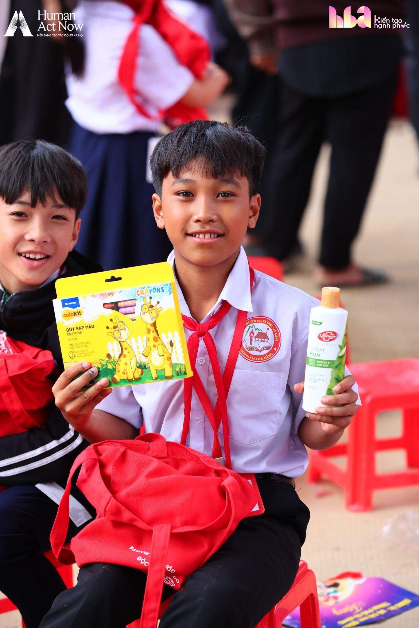 Hồ Quỳnh Hương mang 6 chiếc tivi l&ecirc;n v&ugrave;ng bi&ecirc;n giới, cậu b&eacute; lớp 7 chỉ xin một điều kh&ocirc;ng thể mua ngay bằng tiền   - Ảnh 15.