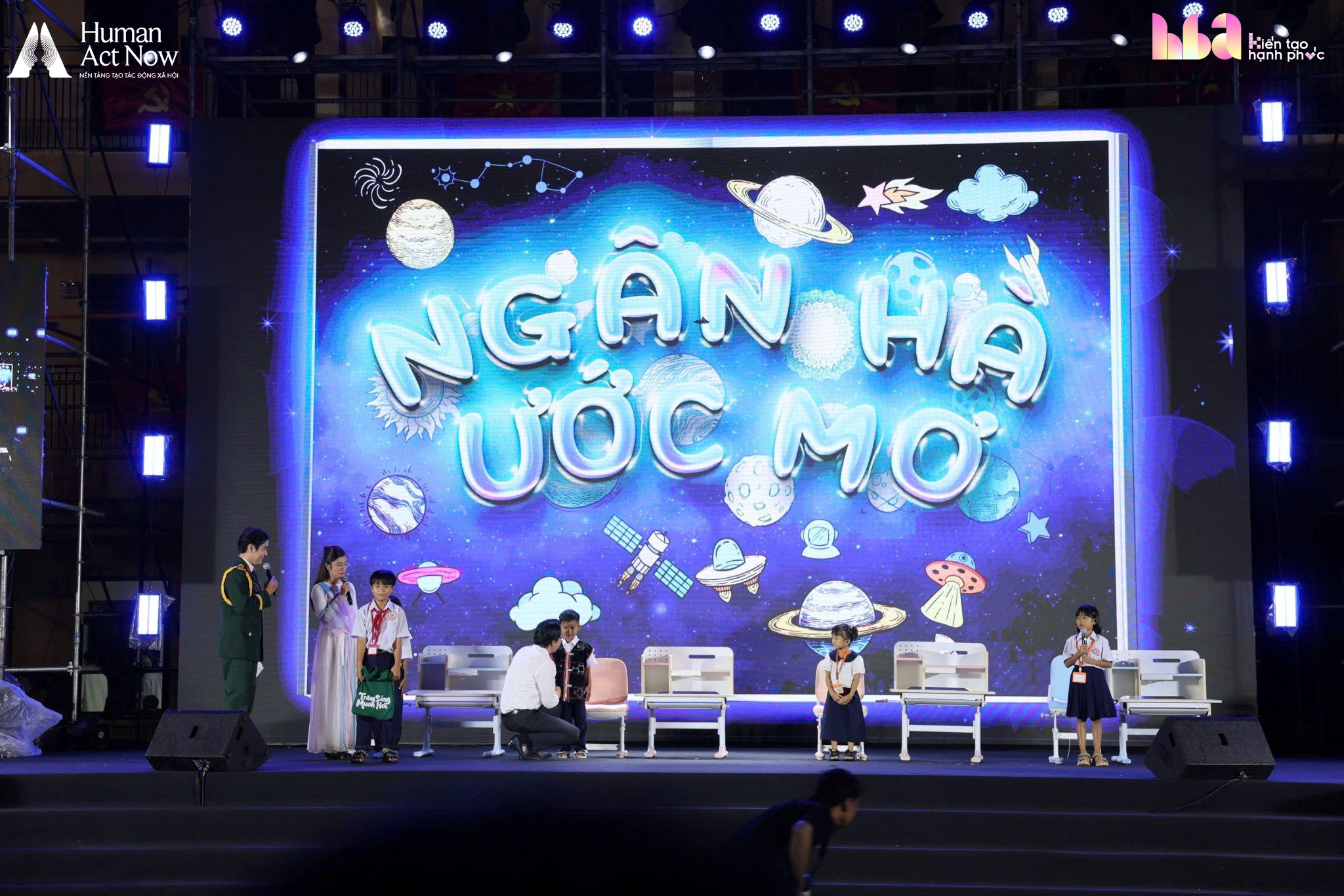 Hồ Quỳnh Hương mang 6 chiếc tivi l&ecirc;n v&ugrave;ng bi&ecirc;n giới, cậu b&eacute; lớp 7 chỉ xin một điều kh&ocirc;ng thể mua ngay bằng tiền   - Ảnh 5.