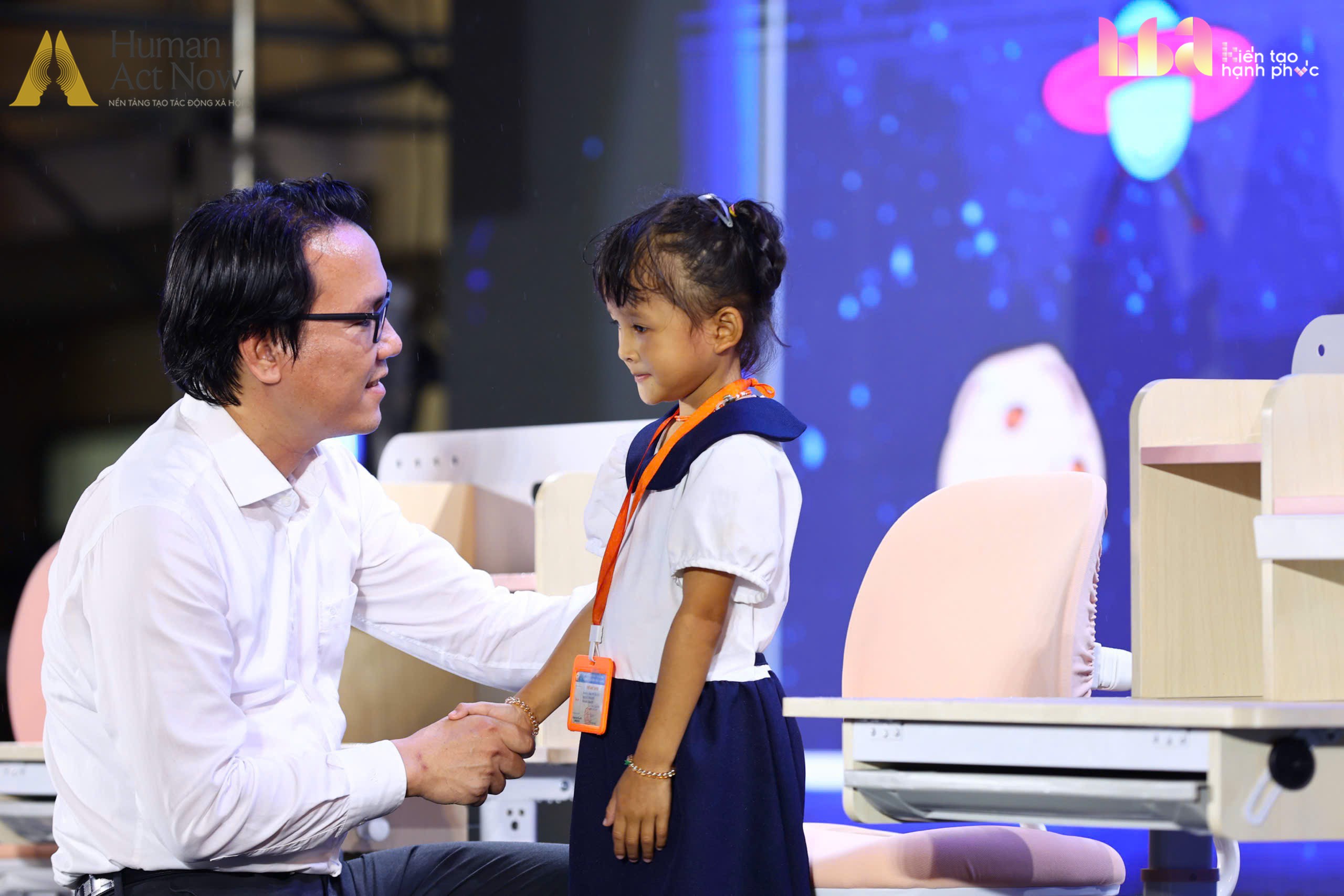 Tết Trung thu chưa từng có ở vùng biên giới giáp Lào: Hàng nghìn người hợp sức làm điều đặc biệt cho 1.700 trẻ em - Ảnh 14.