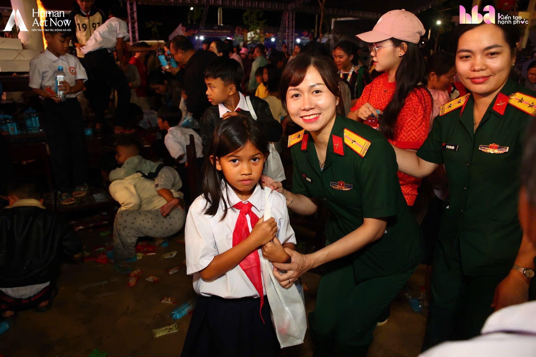 Hồ Quỳnh Hương mang 6 chiếc tivi l&ecirc;n v&ugrave;ng bi&ecirc;n giới, cậu b&eacute; lớp 7 chỉ xin một điều kh&ocirc;ng thể mua ngay bằng tiền   - Ảnh 10.