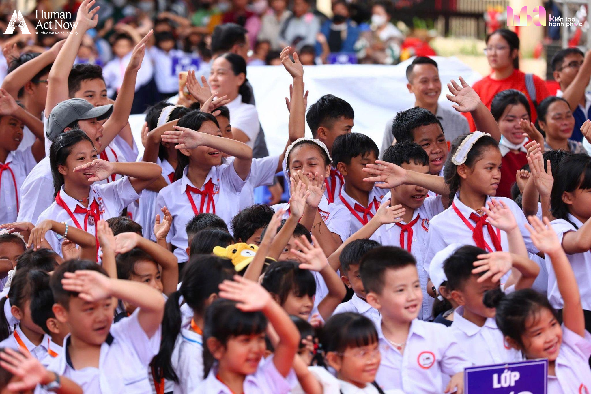 Hồ Quỳnh Hương mang 6 chiếc tivi l&ecirc;n v&ugrave;ng bi&ecirc;n giới, cậu b&eacute; lớp 7 chỉ xin một điều kh&ocirc;ng thể mua ngay bằng tiền   - Ảnh 2.