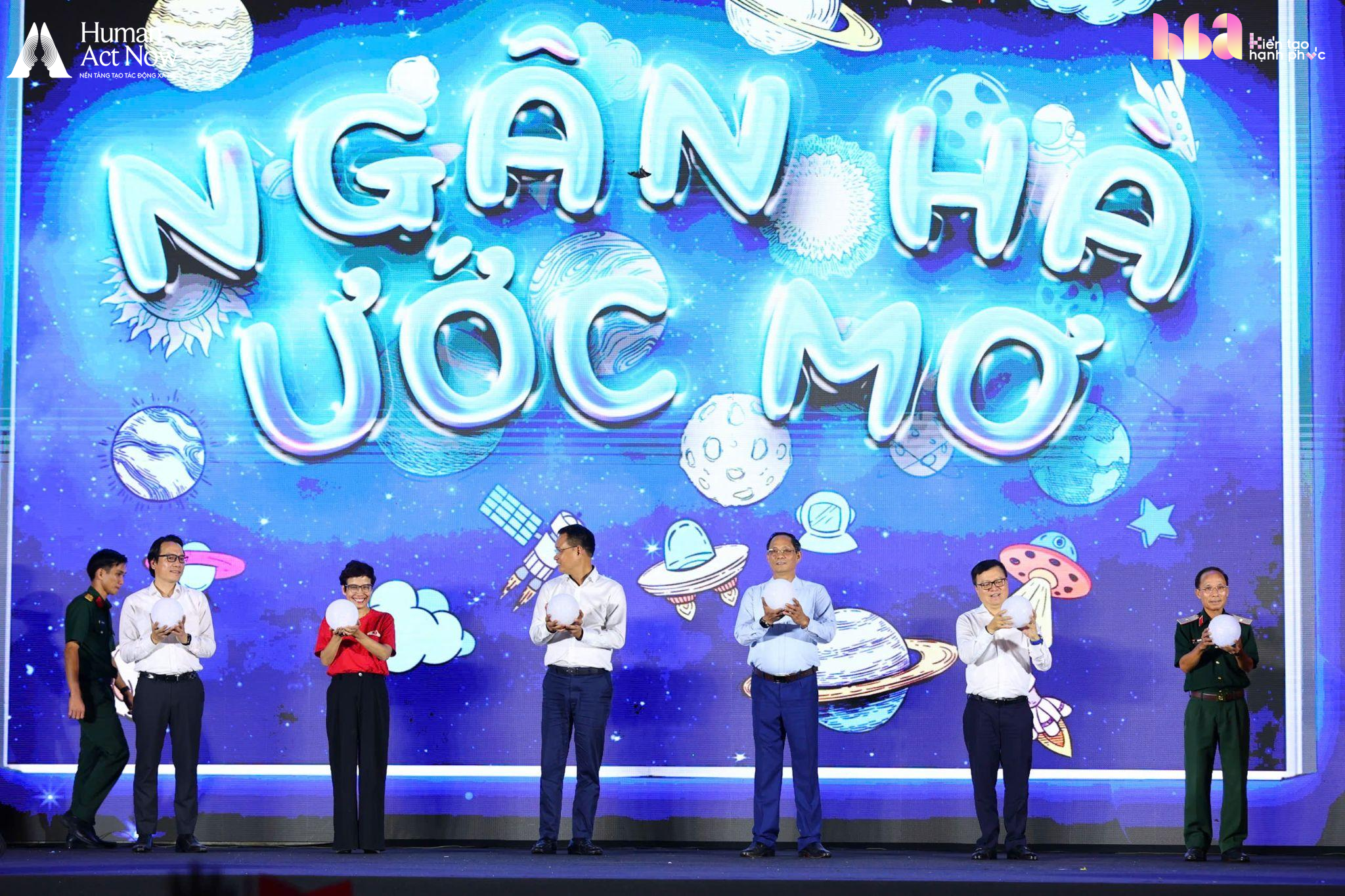 Hồ Quỳnh Hương mang 6 chiếc tivi l&ecirc;n v&ugrave;ng bi&ecirc;n giới, cậu b&eacute; lớp 7 chỉ xin một điều kh&ocirc;ng thể mua ngay bằng tiền   - Ảnh 7.