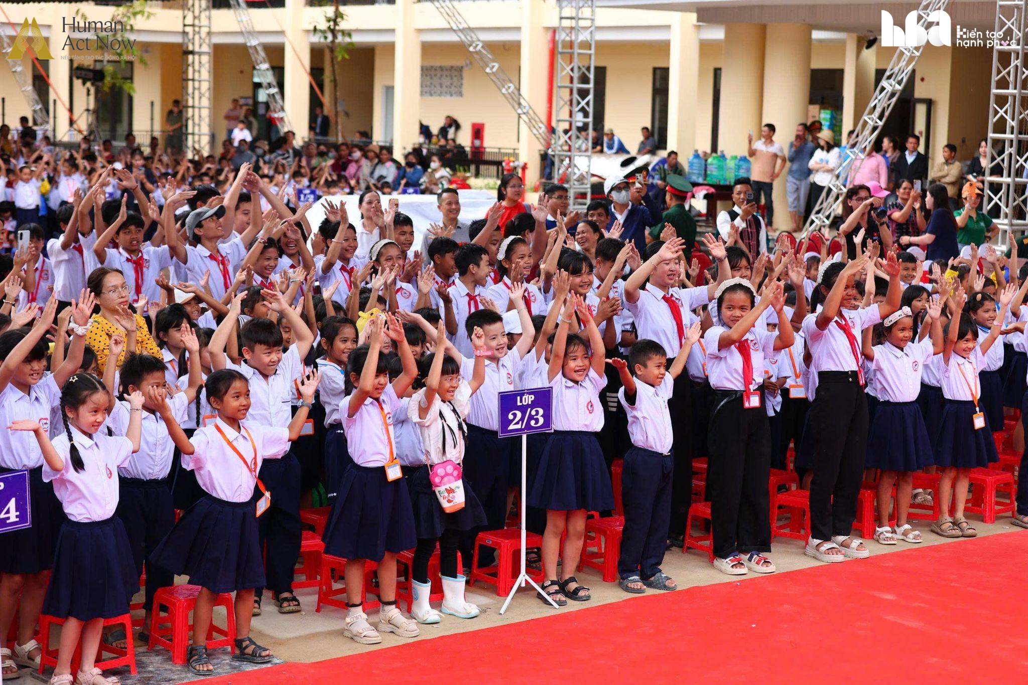 Hồ Quỳnh Hương mang 6 chiếc tivi l&ecirc;n v&ugrave;ng bi&ecirc;n giới, cậu b&eacute; lớp 7 chỉ xin một điều kh&ocirc;ng thể mua ngay bằng tiền   - Ảnh 1.
