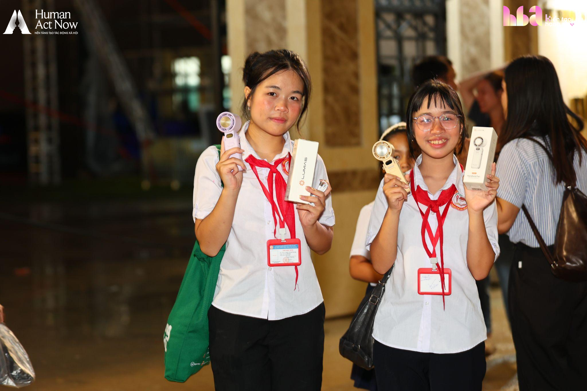 Hồ Quỳnh Hương mang 6 chiếc tivi l&ecirc;n v&ugrave;ng bi&ecirc;n giới, cậu b&eacute; lớp 7 chỉ xin một điều kh&ocirc;ng thể mua ngay bằng tiền   - Ảnh 14.