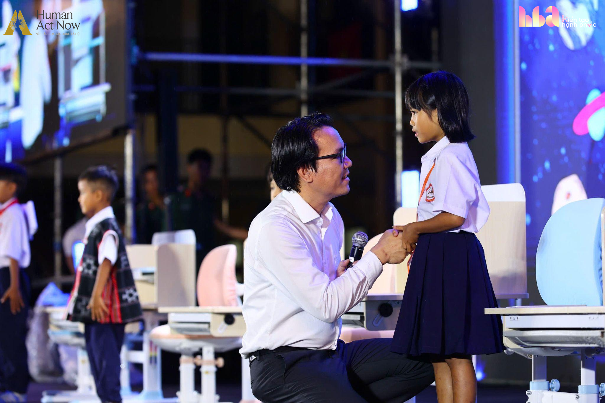 Hồ Quỳnh Hương mang 6 chiếc tivi l&ecirc;n v&ugrave;ng bi&ecirc;n giới, cậu b&eacute; lớp 7 chỉ xin một điều kh&ocirc;ng thể mua ngay bằng tiền   - Ảnh 6.