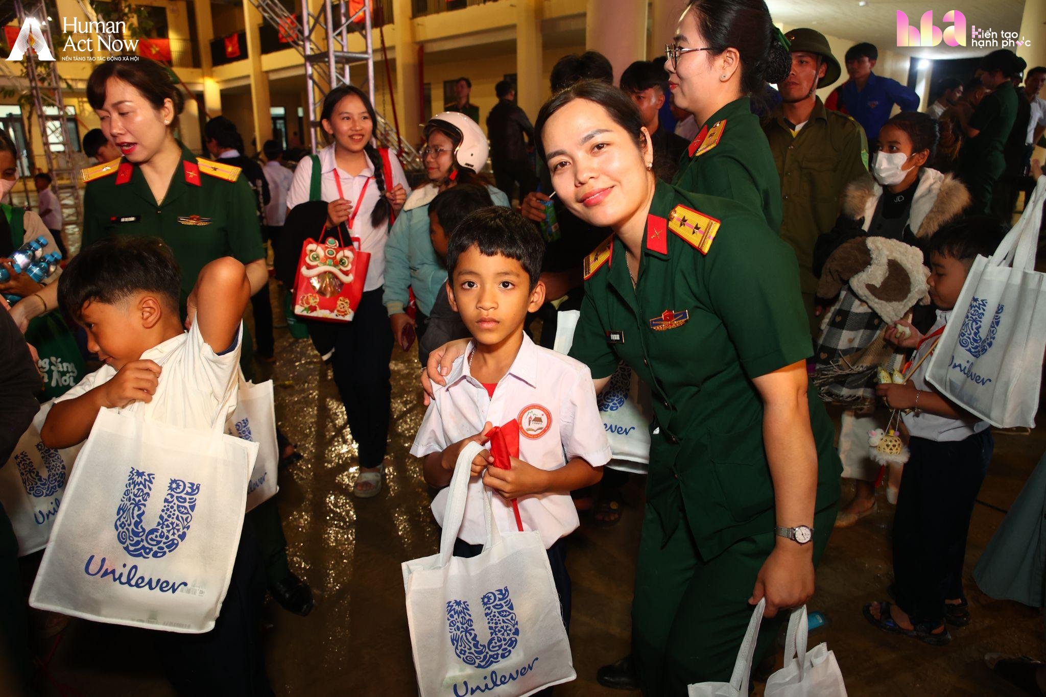 Hồ Quỳnh Hương mang 6 chiếc tivi l&ecirc;n v&ugrave;ng bi&ecirc;n giới, cậu b&eacute; lớp 7 chỉ xin một điều kh&ocirc;ng thể mua ngay bằng tiền   - Ảnh 18.