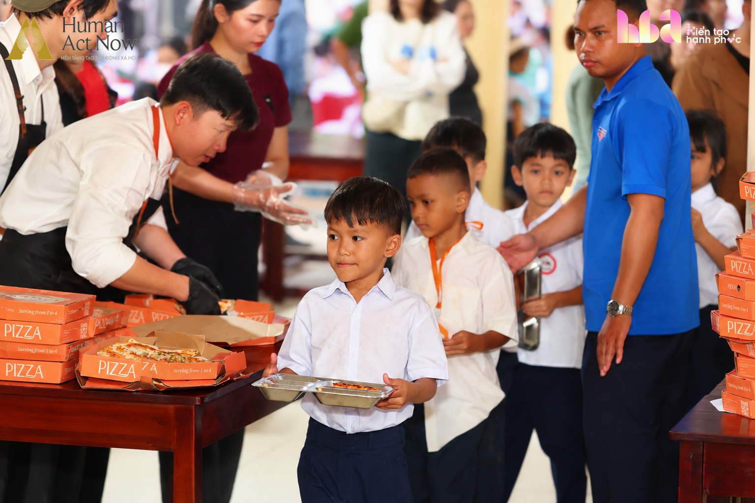 Tết Trung thu chưa từng có ở vùng biên giới giáp Lào: Hàng nghìn người hợp sức làm điều đặc biệt cho 1.700 trẻ em - Ảnh 3.