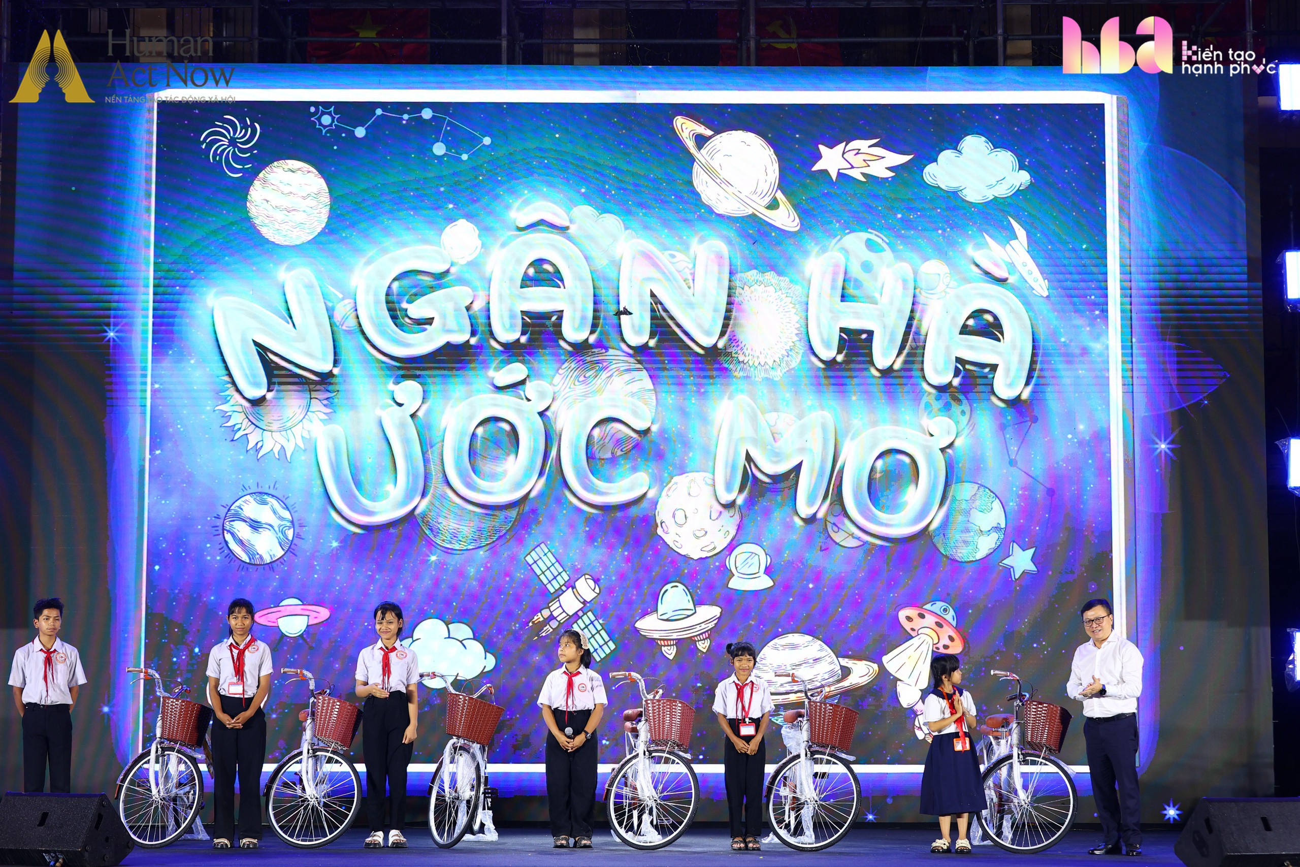 Tết Trung thu chưa từng có ở vùng biên giới giáp Lào: Hàng nghìn người hợp sức làm điều đặc biệt cho 1.700 trẻ em - Ảnh 12.