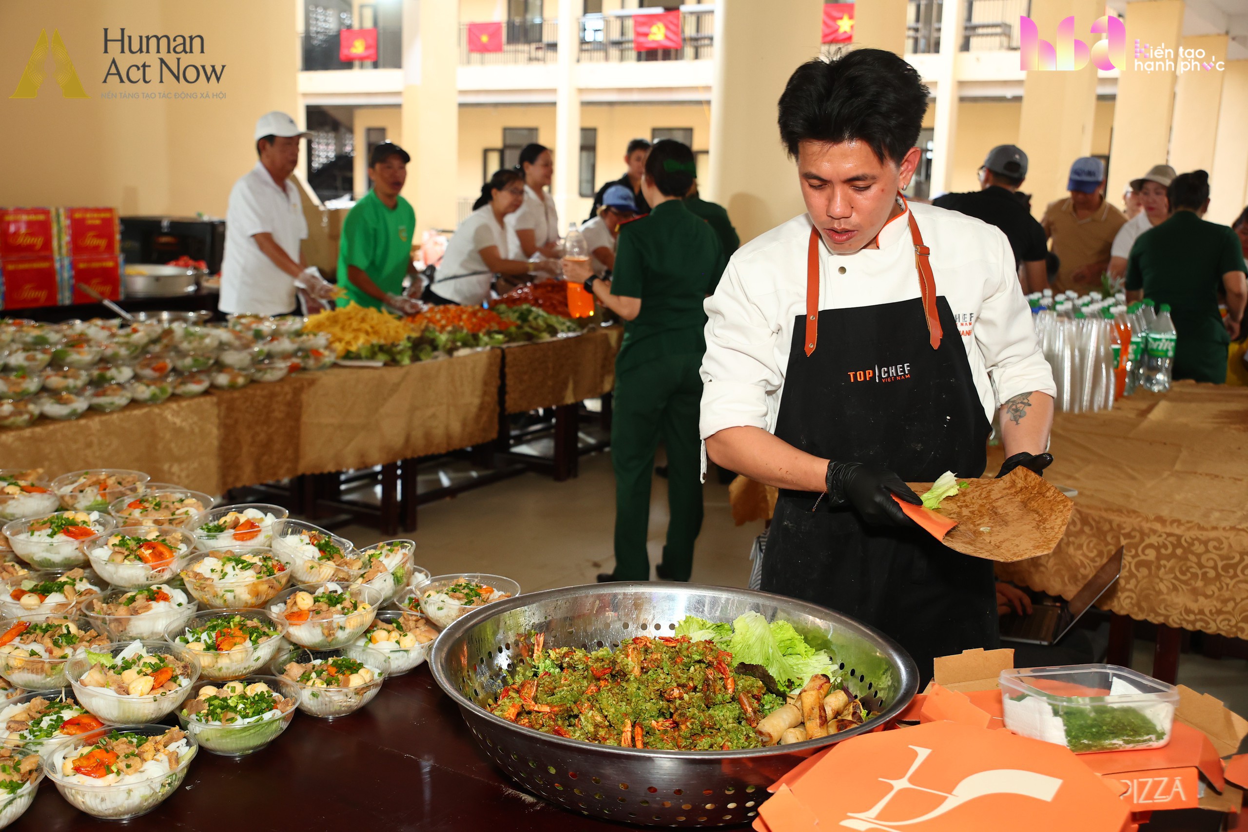 Tết Trung thu chưa từng có ở vùng biên giới giáp Lào: Hàng nghìn người hợp sức làm điều đặc biệt cho 1.700 trẻ em - Ảnh 5.