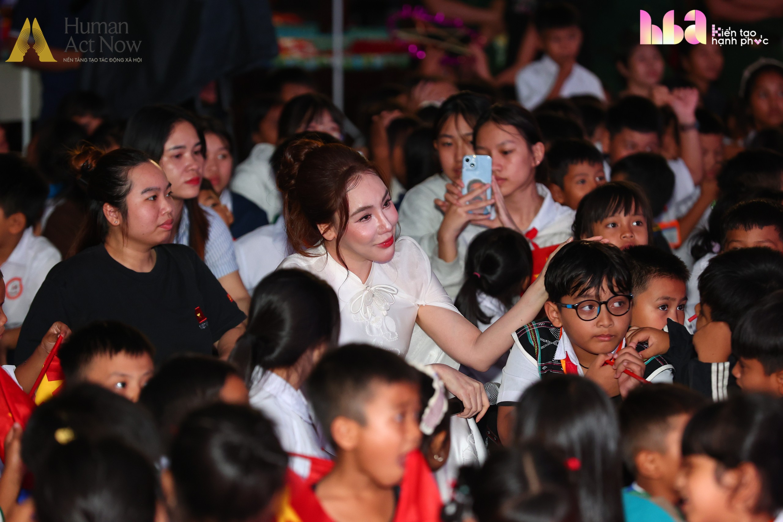 Tết Trung thu chưa từng có ở vùng biên giới giáp Lào: Hàng nghìn người hợp sức làm điều đặc biệt cho 1.700 trẻ em - Ảnh 9.