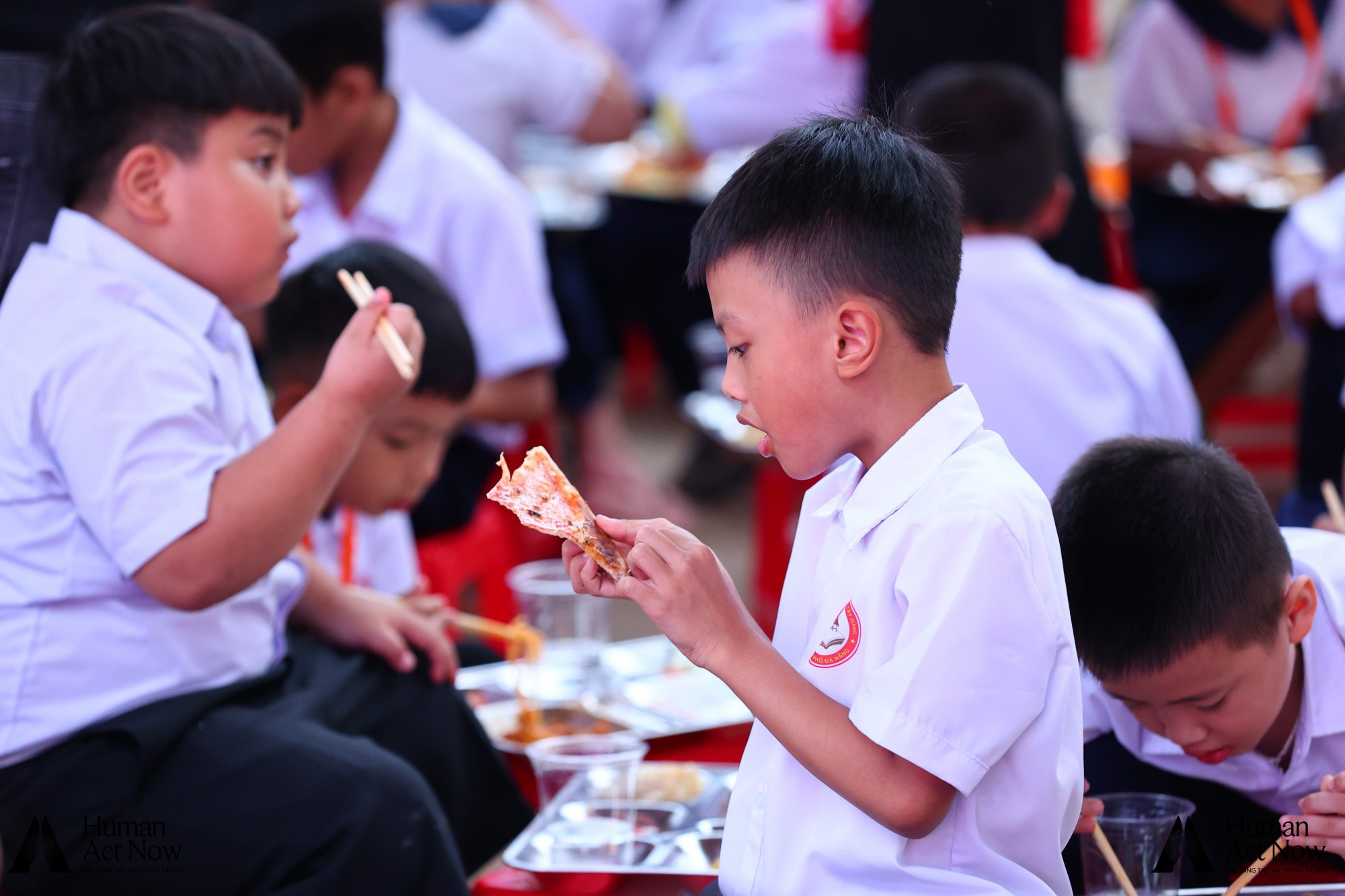 Đại tiệc buffet của 1700 em nhỏ Tây Giang: “Lần đầu tiên em được ăn pizza” - Ảnh 2.
