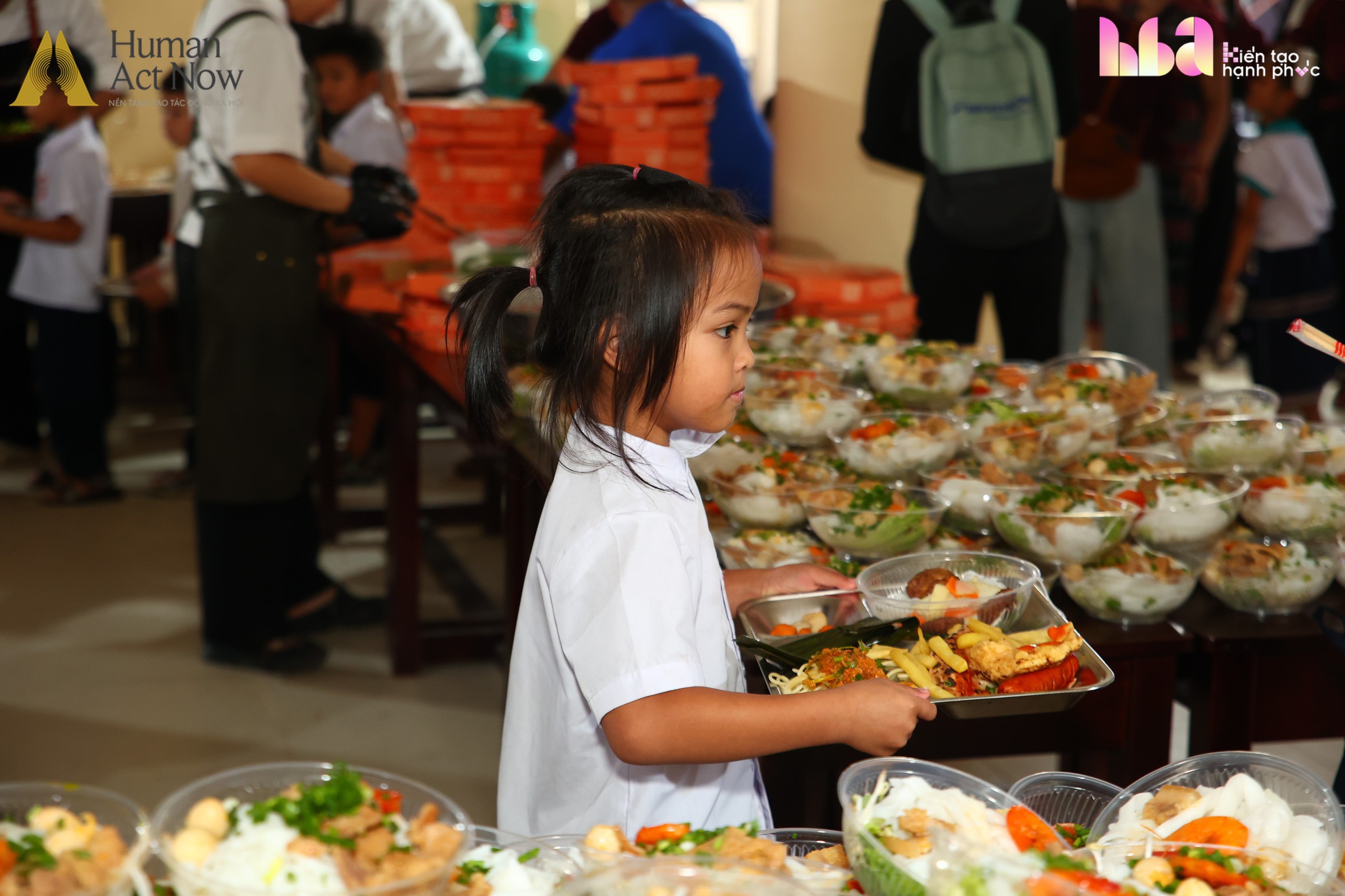 Tết Trung thu chưa từng có ở vùng biên giới giáp Lào: Hàng nghìn người hợp sức làm điều đặc biệt cho 1.700 trẻ em - Ảnh 4.