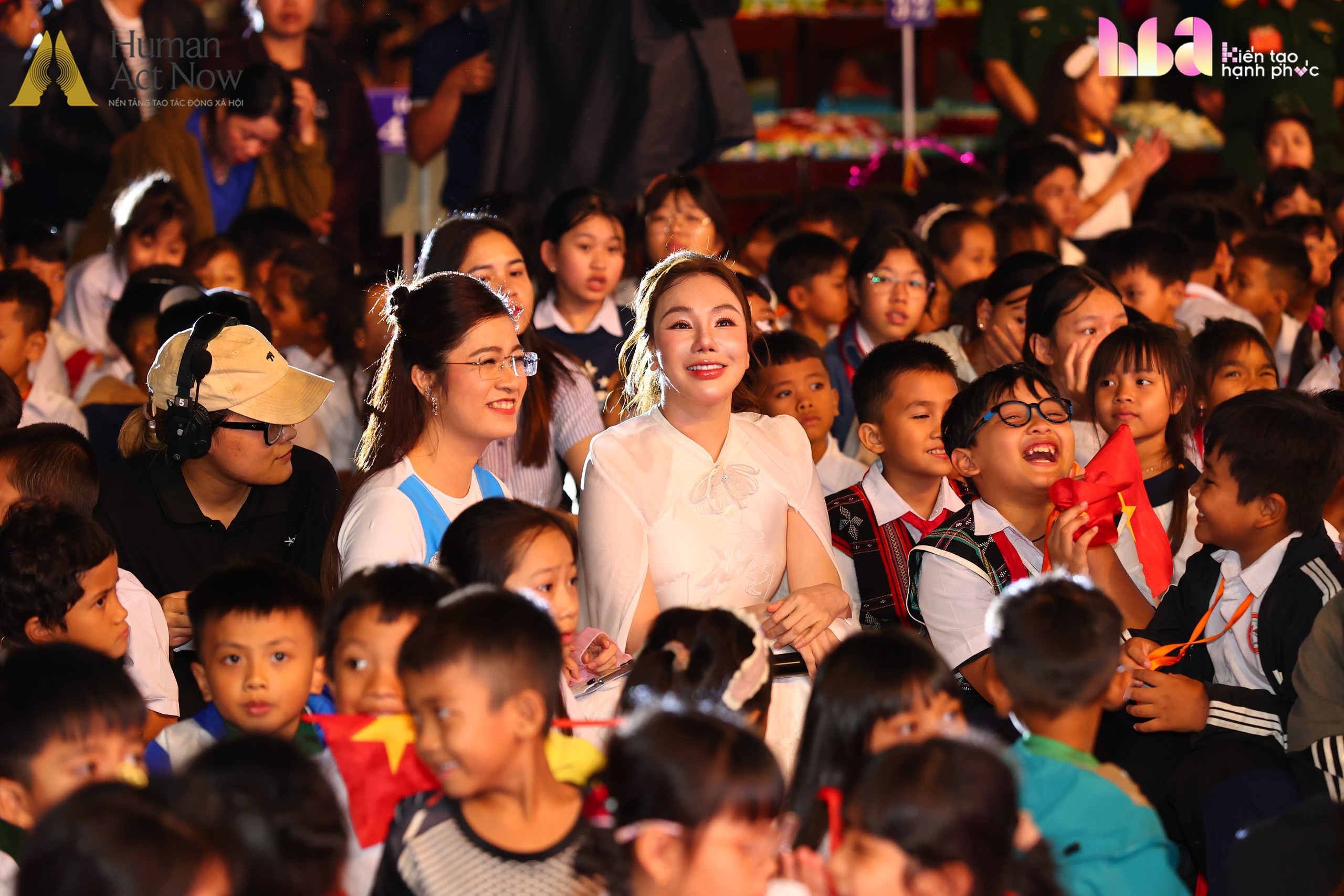 Tết Trung thu chưa từng có ở vùng biên giới giáp Lào: Hàng nghìn người hợp sức làm điều đặc biệt cho 1.700 trẻ em - Ảnh 8.