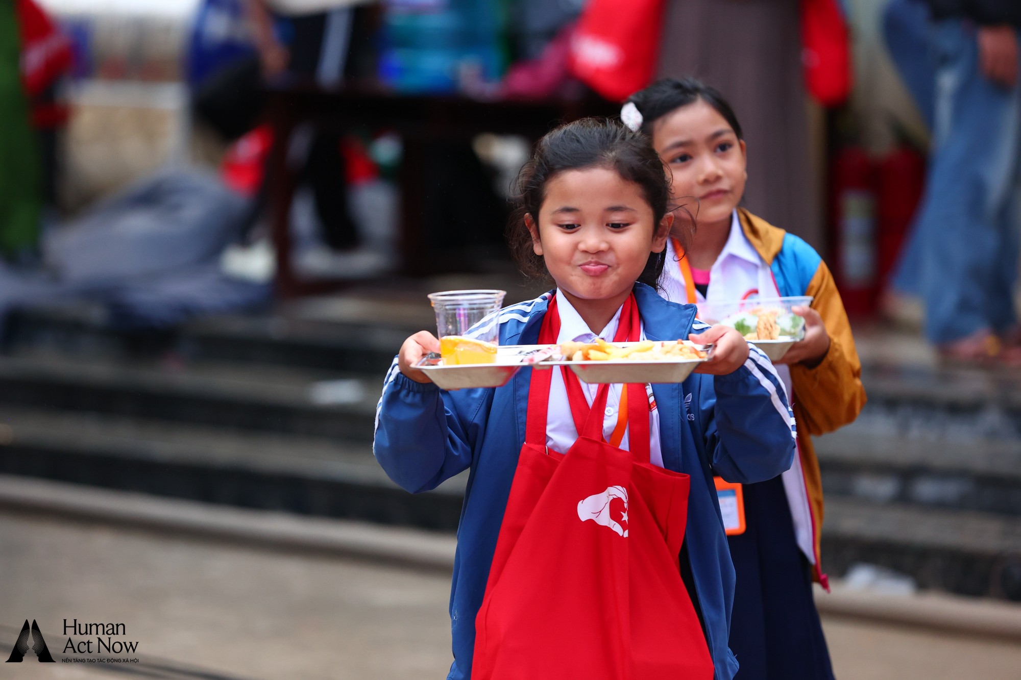 Đại tiệc buffet của 1700 em nhỏ Tây Giang: “Lần đầu tiên em được ăn pizza” - Ảnh 5.