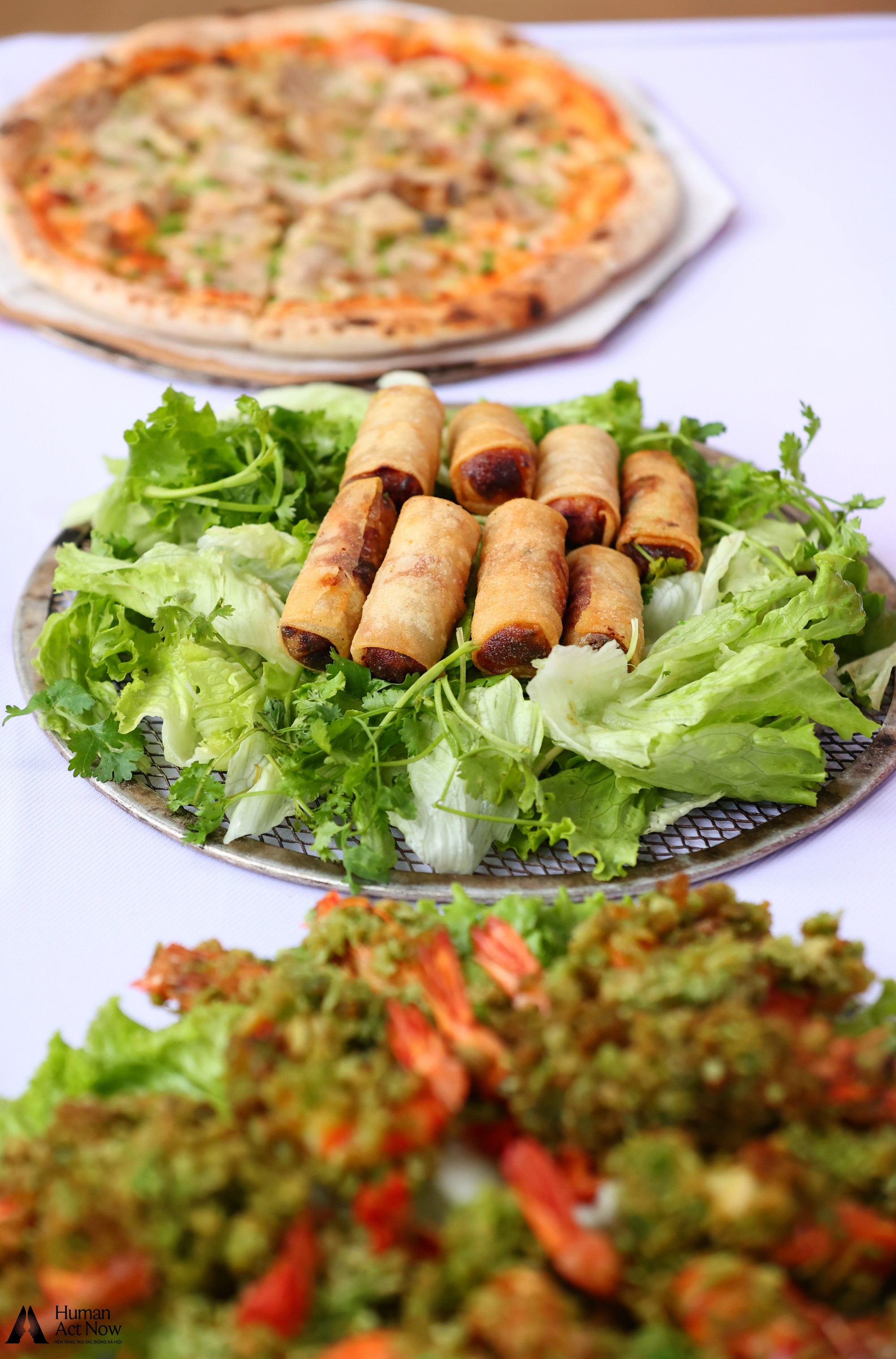 Đại tiệc buffet của 1700 em nhỏ Tây Giang: “Lần đầu tiên em được ăn pizza” - Ảnh 4.