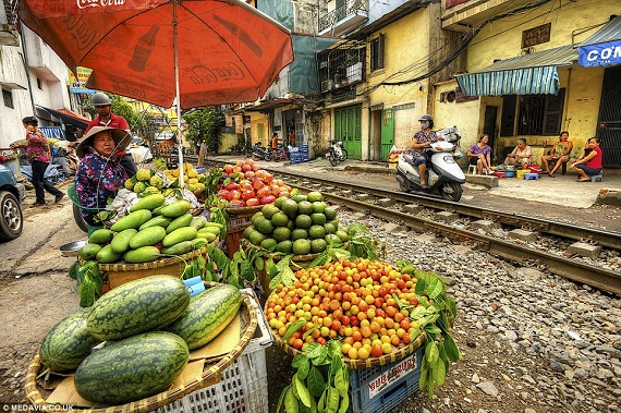 Cuộc sống mưu sinh bên đường tàu.