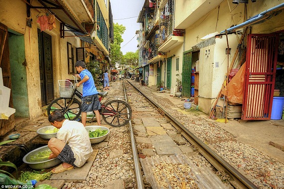 Cuộc sống sinh hoạt vẫn diễn ra hằng ngày bên đường ray.