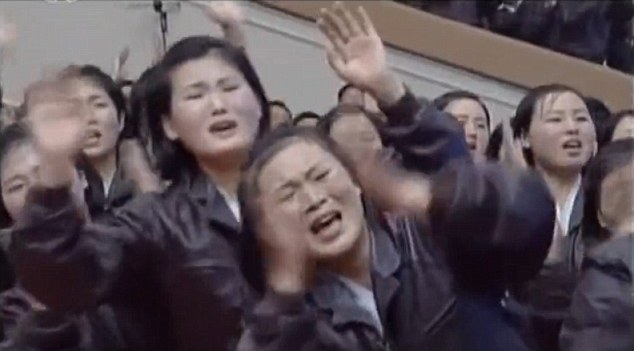 Rất đông phụ nữ vỗ tay, hò reo tên nhà lãnh đạo Kim Jong Un, thậm chí có người còn gào khóc sau buổi hòa nhạc.