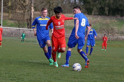 Tiền đạo Văn Toàn (9) trong trận U19 VN hòa U19 Wimbledon 2-2. Ảnh: Phan Anh