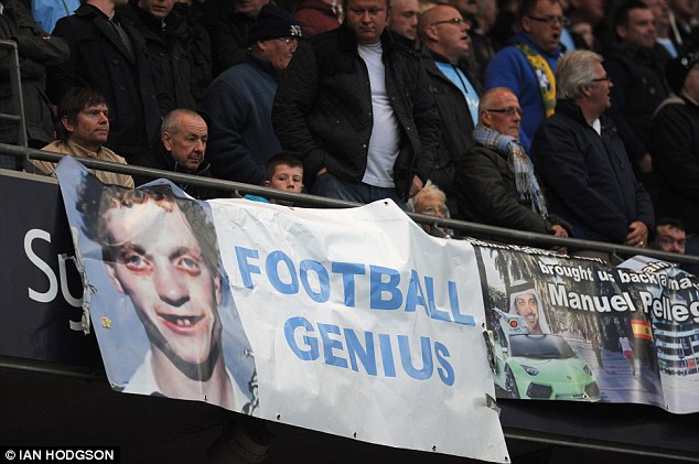 Fan Man City cầu xin tha mạng cho Moyes