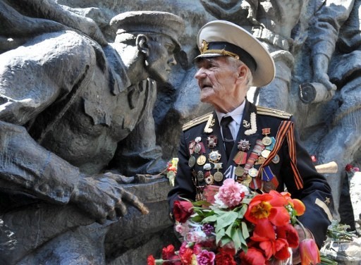 Một cựu Hồng quân Liên Xô đang “trò truyện” với người đồng đội đã ngã xuống trong Chiến tranh Vệ quốc. Kiev ngày 9/5/2011
