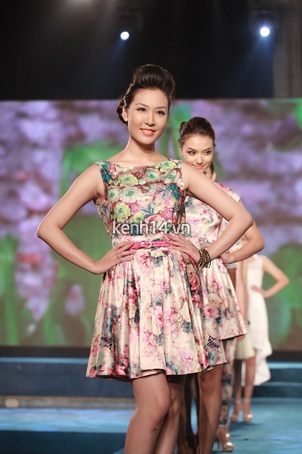 Huyền Trang lộ nguyên vòng 1 trên sàn catwalk 20