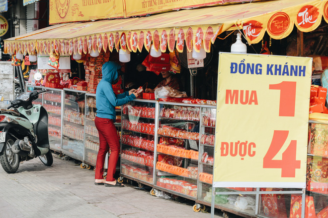 Bánh Trung thu lề đường ở Sài Gòn: Mua 1 tặng 3 nhưng giá bằng 4 cái - Ảnh 2.