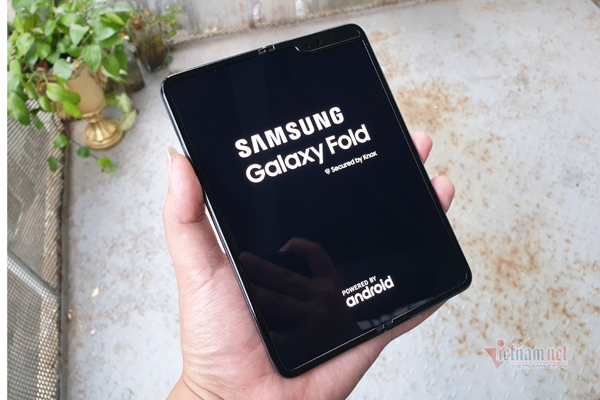 Galaxy Fold rao bán đầy trên mạng, mất nửa giá chỉ sau một năm - Ảnh 2.