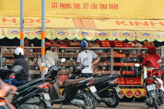Bánh Trung thu lề đường ở Sài Gòn: Mua 1 tặng 3 nhưng giá bằng 4 cái - Ảnh 11.