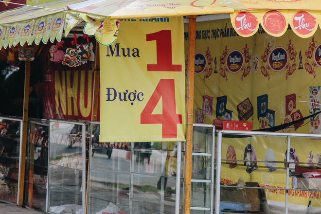 Bánh Trung thu lề đường ở Sài Gòn: Mua 1 tặng 3 nhưng giá bằng 4 cái - Ảnh 7.