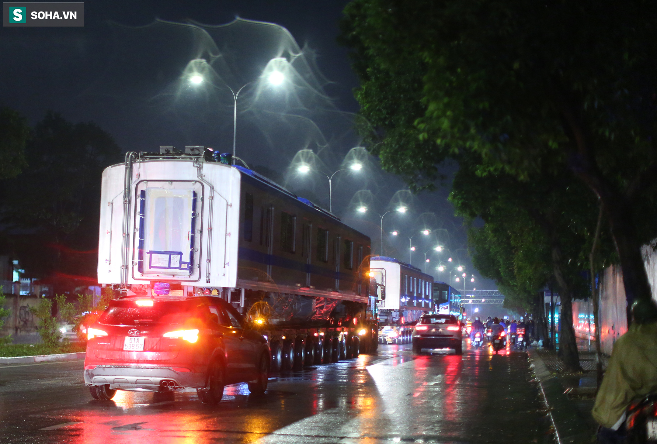 Xe cảnh sát xuyên đêm dẫn 3 toa tàu metro về depot Long Bình, trăm người Sài Gòn tò mò theo dõi - Ảnh 11.